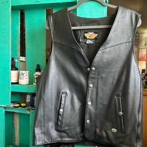 Men’s large Harley Davidson leather riding vest black snap front
